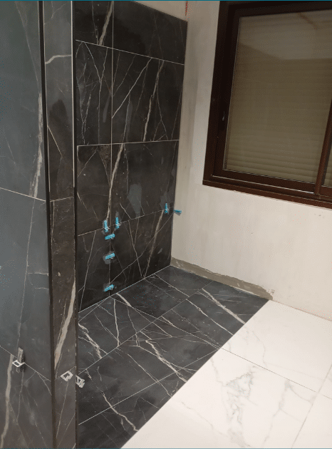 Salle d&rsquo;eau à Aigues-Vives : douche italienne en marbre et bac maçonné